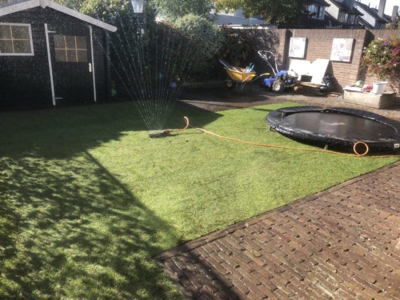 de nieuwe gras mat word meteen besproeid